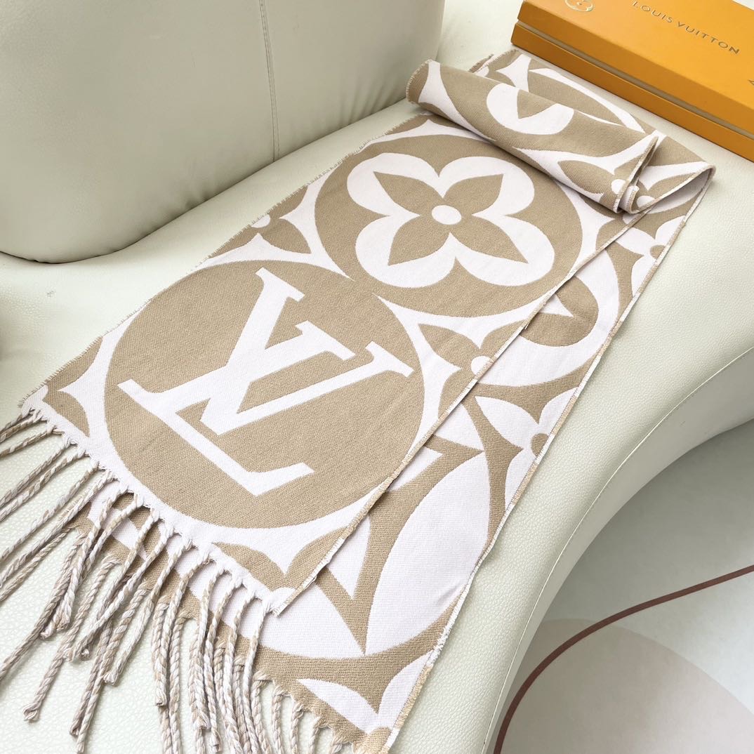 今年热度最高的嫩粉拼白围巾本款LVEssential围巾聚焦大元素，以Monogram图案和路易威登标识