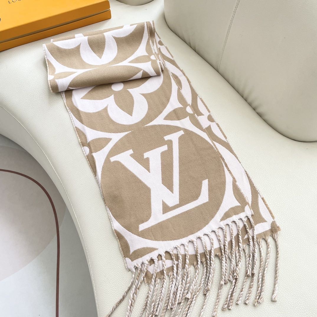 今年热度最高的嫩粉拼白围巾本款LVEssential围巾聚焦大元素，以Monogram图案和路易威登标识