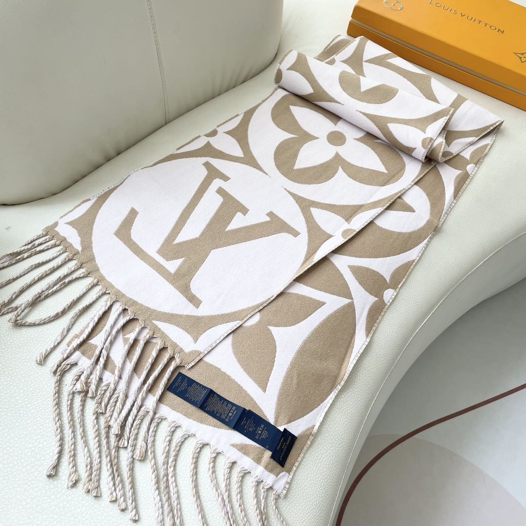 今年热度最高的嫩粉拼白围巾本款LVEssential围巾聚焦大元素，以Monogram图案和路易威登标识