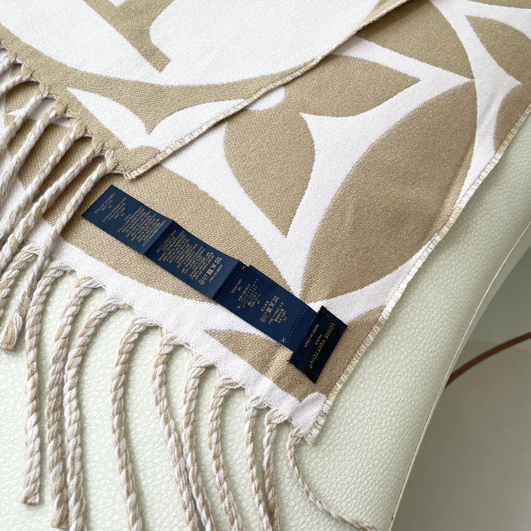 今年热度最高的嫩粉拼白围巾本款LVEssential围巾聚焦大元素，以Monogram图案和路易威登标识