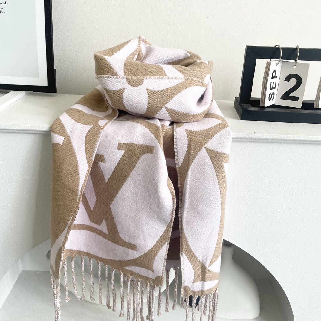 今年热度最高的嫩粉拼白围巾本款LVEssential围巾聚焦大元素，以Monogram图案和路易威登标识