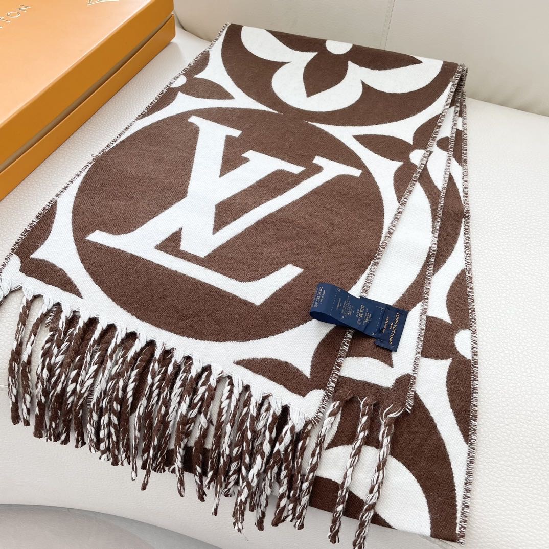 今年热度最高的嫩粉拼白围巾本款LVEssential围巾聚焦大元素，以Monogram图案和路易威登标识