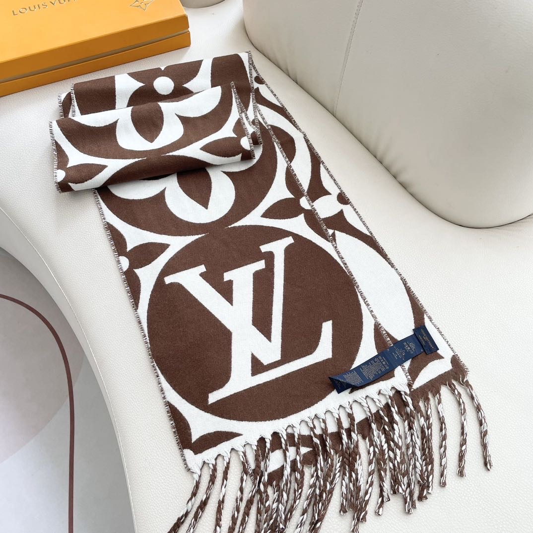 今年热度最高的嫩粉拼白围巾本款LVEssential围巾聚焦大元素，以Monogram图案和路易威登标识
