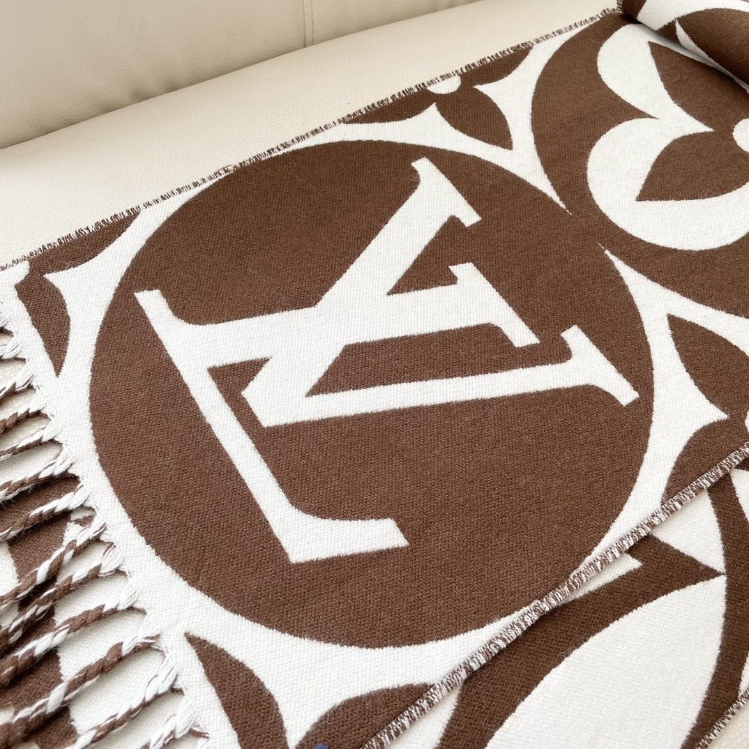 今年热度最高的嫩粉拼白围巾本款LVEssential围巾聚焦大元素，以Monogram图案和路易威登标识