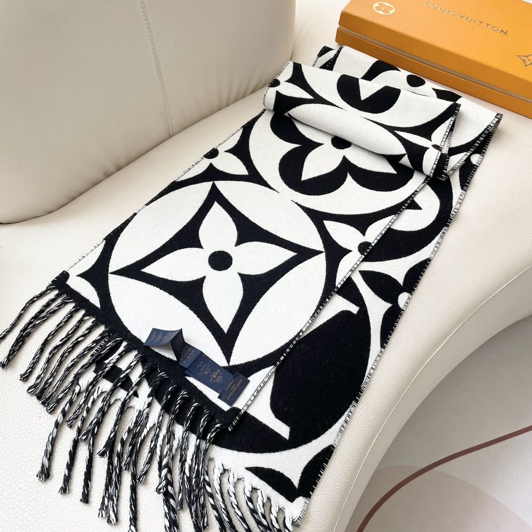 今年热度最高的嫩粉拼白围巾本款LVEssential围巾聚焦大元素，以Monogram图案和路易威登标识