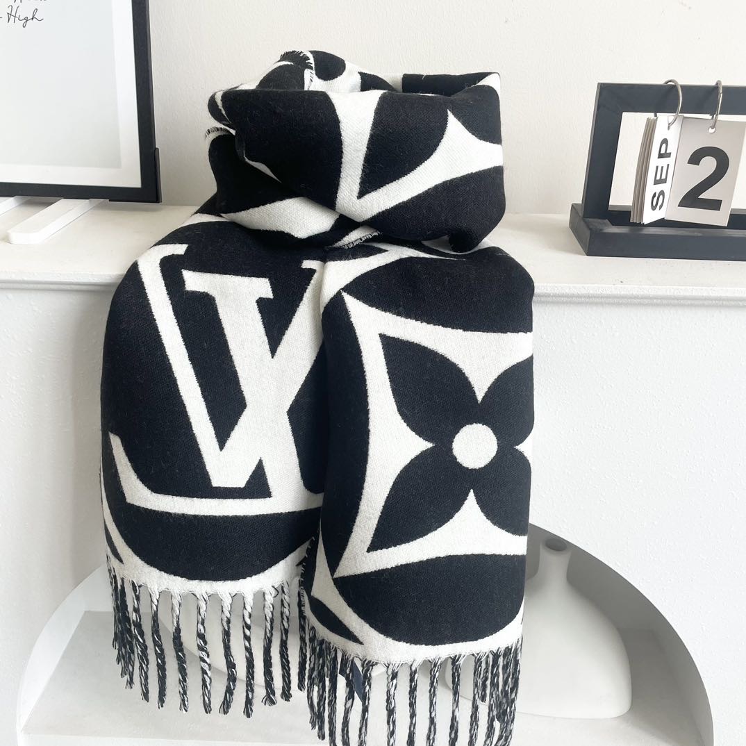 今年热度最高的嫩粉拼白围巾本款LVEssential围巾聚焦大元素，以Monogram图案和路易威登标识