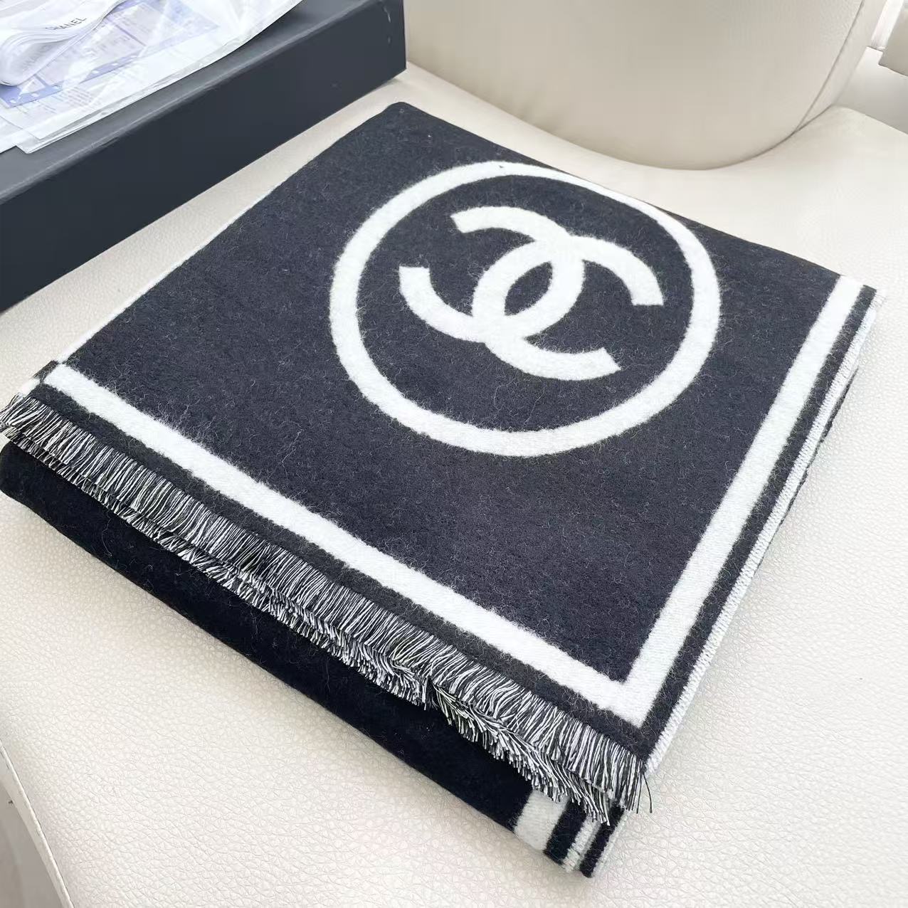 𝐂𝐇𝐀𝐍𝐄𝐋 香奈儿黑白对称双面大披肩 黑白超级经典配色 款式简单耐看 98%羊绒2%羊毛 手感柔软且温