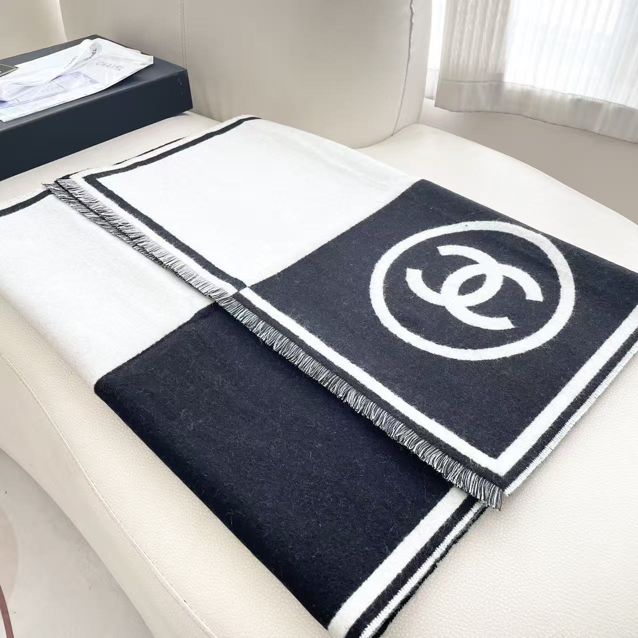 𝐂𝐇𝐀𝐍𝐄𝐋 香奈儿黑白对称双面大披肩 黑白超级经典配色 款式简单耐看 98%羊绒2%羊毛 手感柔软且温