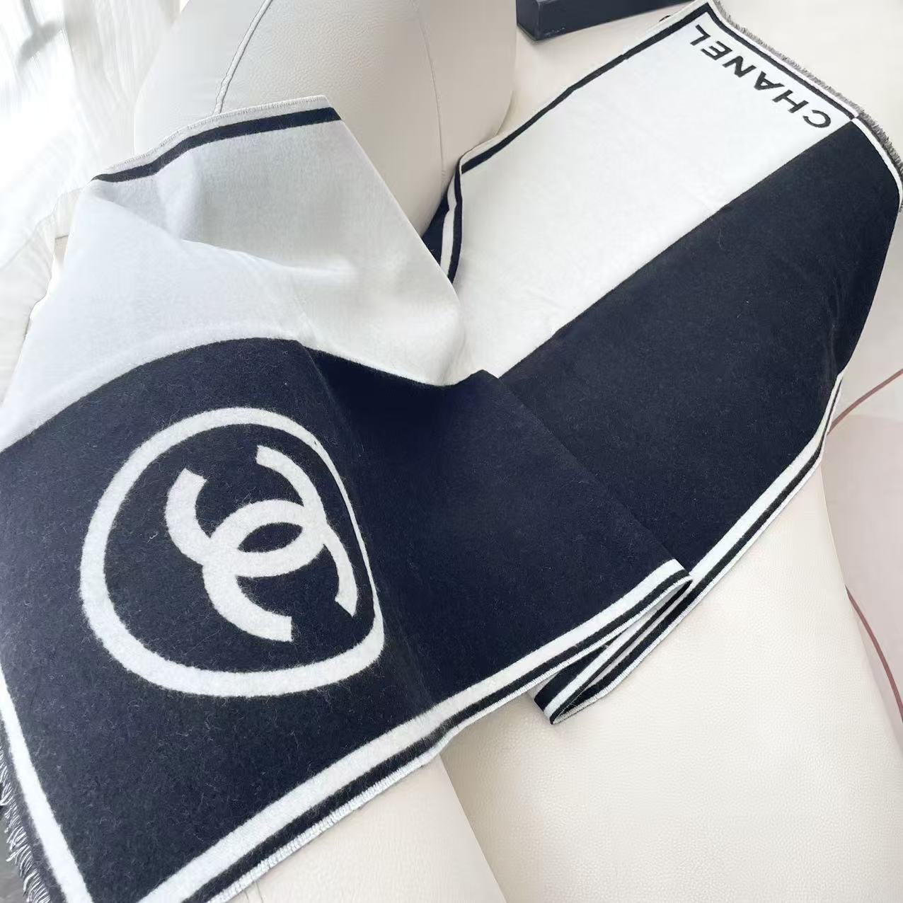 𝐂𝐇𝐀𝐍𝐄𝐋 香奈儿黑白对称双面大披肩 黑白超级经典配色 款式简单耐看 98%羊绒2%羊毛 手感柔软且温