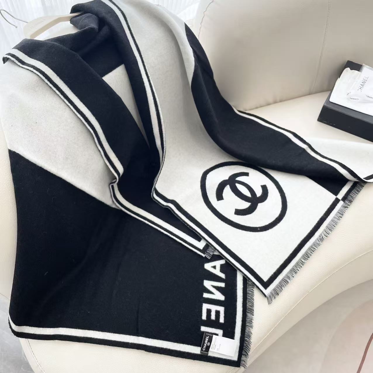𝐂𝐇𝐀𝐍𝐄𝐋 香奈儿黑白对称双面大披肩 黑白超级经典配色 款式简单耐看 98%羊绒2%羊毛 手感柔软且温