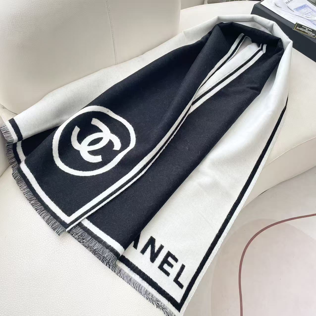 𝐂𝐇𝐀𝐍𝐄𝐋 香奈儿黑白对称双面大披肩 黑白超级经典配色 款式简单耐看 98%羊绒2%羊毛 手感柔软且温