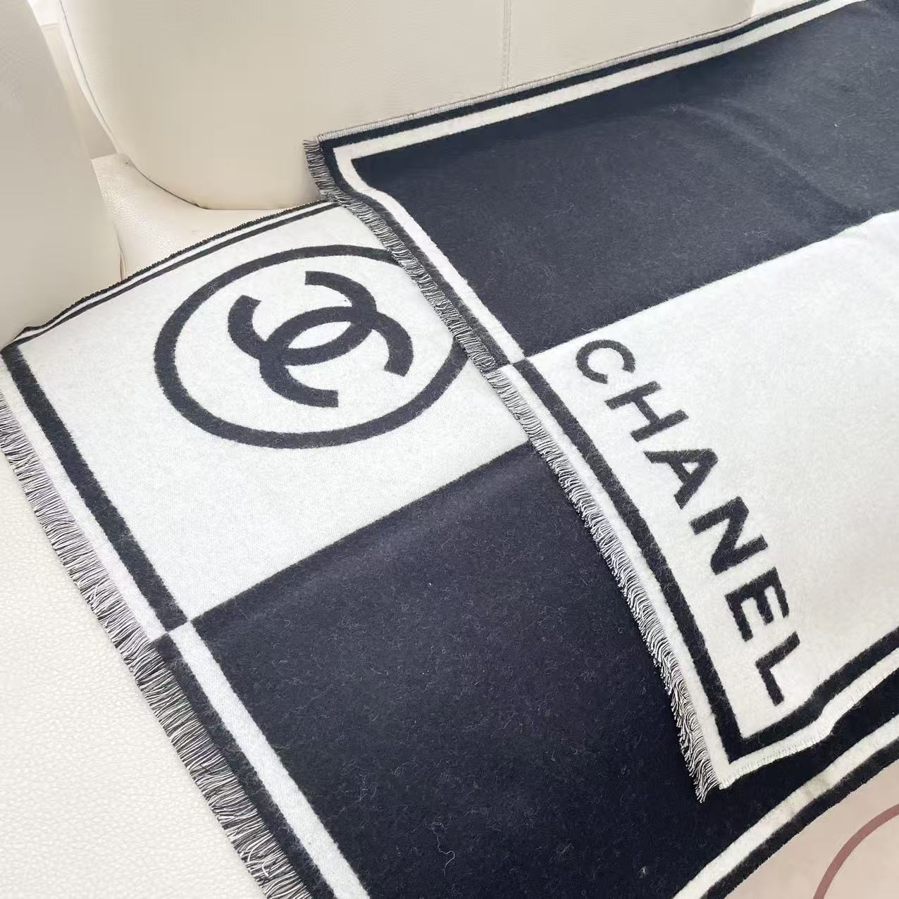 𝐂𝐇𝐀𝐍𝐄𝐋 香奈儿黑白对称双面大披肩 黑白超级经典配色 款式简单耐看 98%羊绒2%羊毛 手感柔软且温