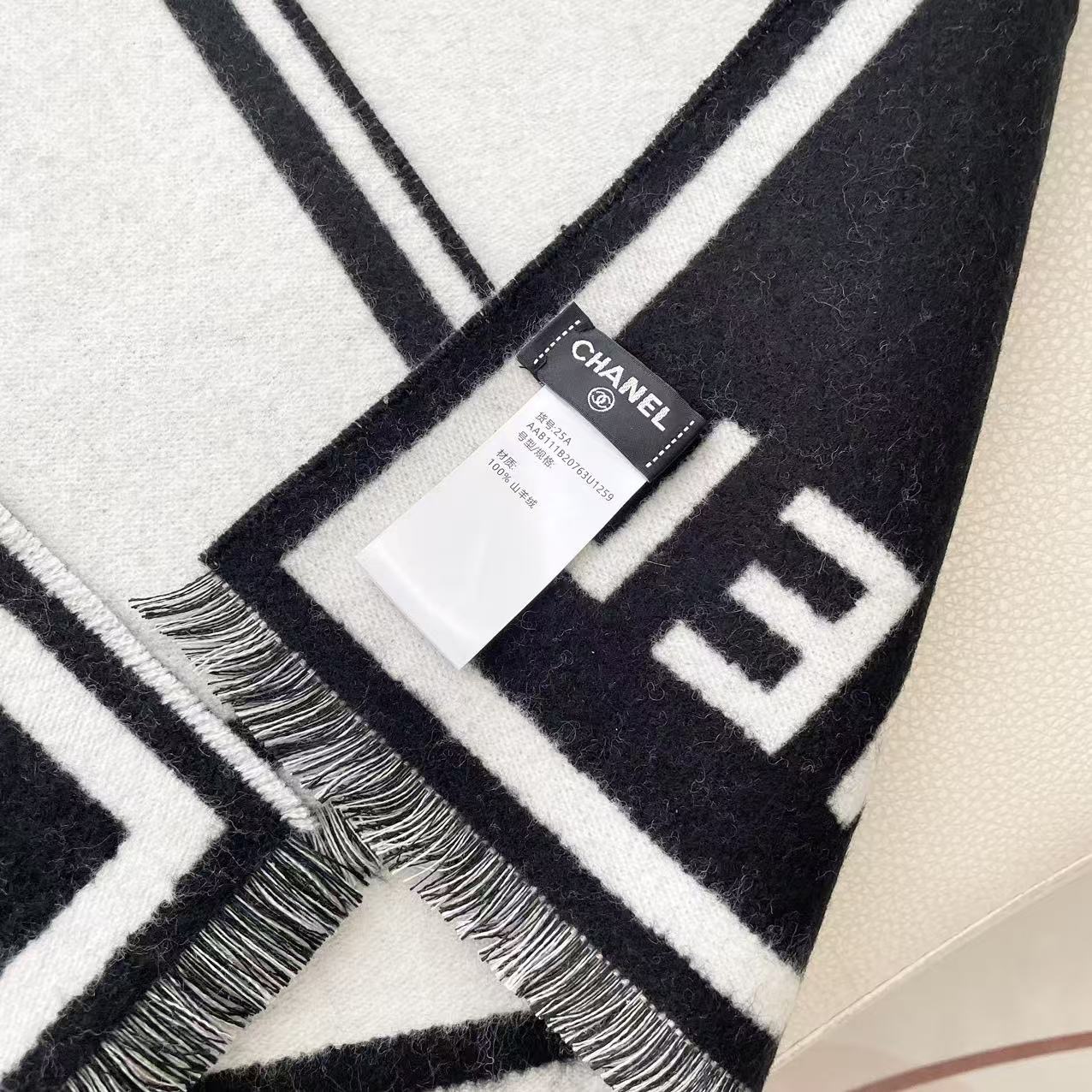 𝐂𝐇𝐀𝐍𝐄𝐋 香奈儿黑白对称双面大披肩 黑白超级经典配色 款式简单耐看 98%羊绒2%羊毛 手感柔软且温