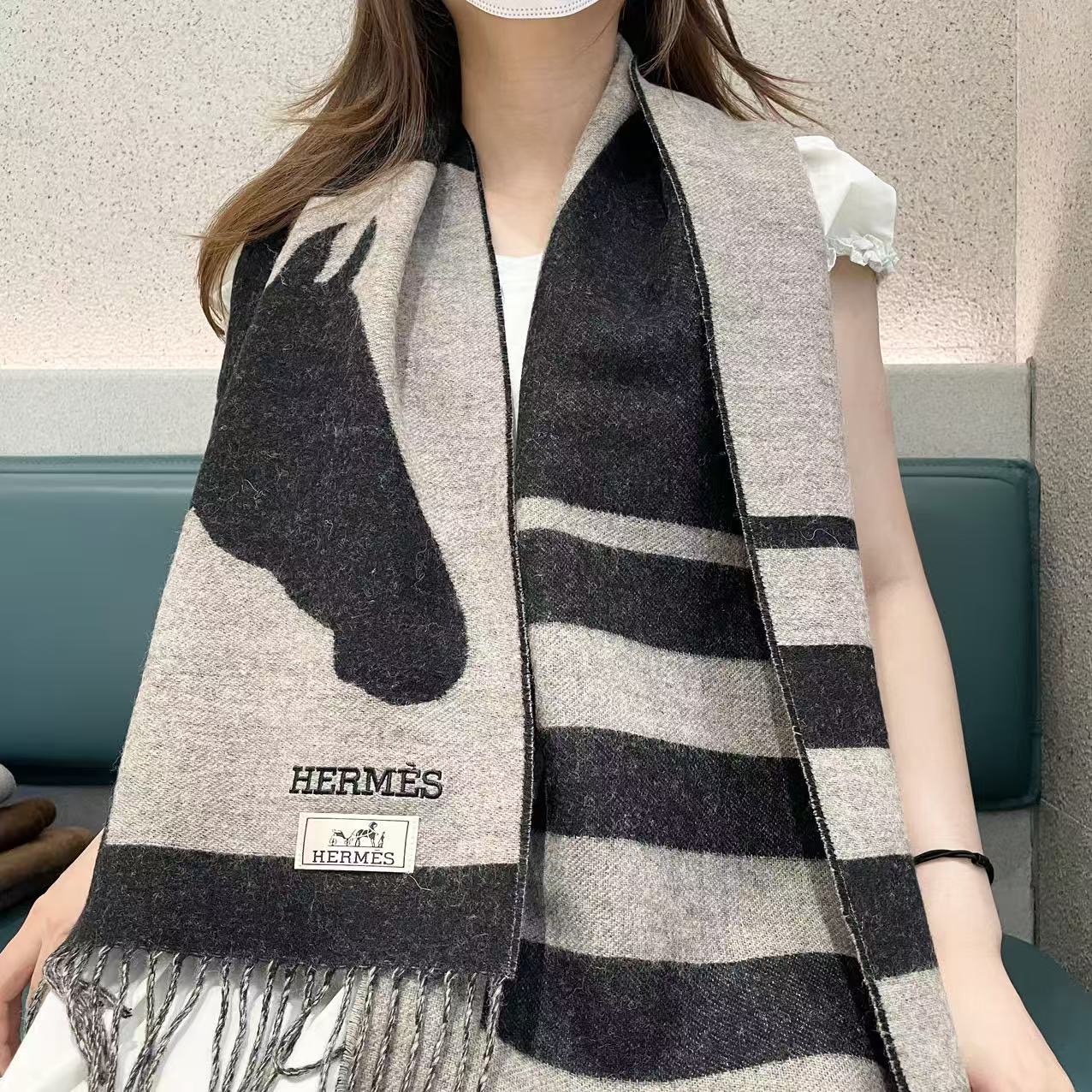 NO:542049,New 2025 Hermes men's and women's scarves are bought and cherished~ They are all export orders, so it is difficult to find something that is very delicate and beautiful. You must buy this H-home women's scarf. The style is very feminine and the charm is very Classical in the men's and women's styles. The classic and large-scale material uses customer-supplied cashmere, which is very delicate and soft, very beautiful. The upper body effect is invincible, beautiful, elegant and simple, super beautiful color scheme, any boy and girl will like, the small logo is very exquisitely embellished with texture and not ostentatious~~ It is very suitable to match with formal wear or casual wear~ It is completely OK to fold or circle around, gentlemanly and stylishly ~ with warm demeanor. Material cashmere, size 32x160 high-version scarf, high-version scarf, hermes19860909上新2025爱马仕男女款围巾且买且珍惜~都是出口订单所以比较难遇东西讲究少而精好看的一定要收这款H家女士围巾,款式很有女性魅力是男女款里非常Classical的设计,经典大方面料采用的是客供的羊绒细腻柔软度都非常的好,非常漂亮.上身效果无敌好看大气简约,超级好看的配色,任何男生女生都会喜欢的款吧小小Logo非常精致的点缀有质感不张扬~~搭配正装或者搭配休闲装都很合适~对折挂围或者绕圈围都完全可以,绅士有型~有温度的风度.材质羊绒,尺寸32x160高版本围巾,高版本围巾,hermes,scarf