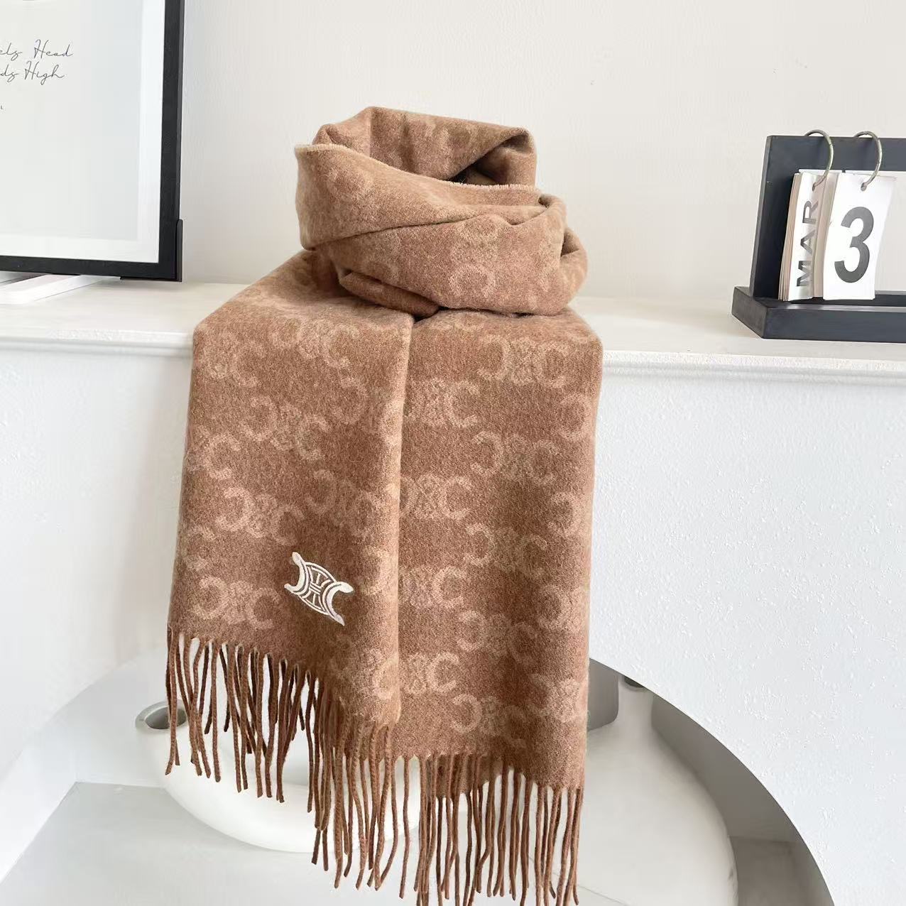 赛林 凯旋门散林老花羊绒围巾终于出货了……很多宝宝要的上身图来啦！羊绒的质地戴起来软乎乎超舒服！双面明暗