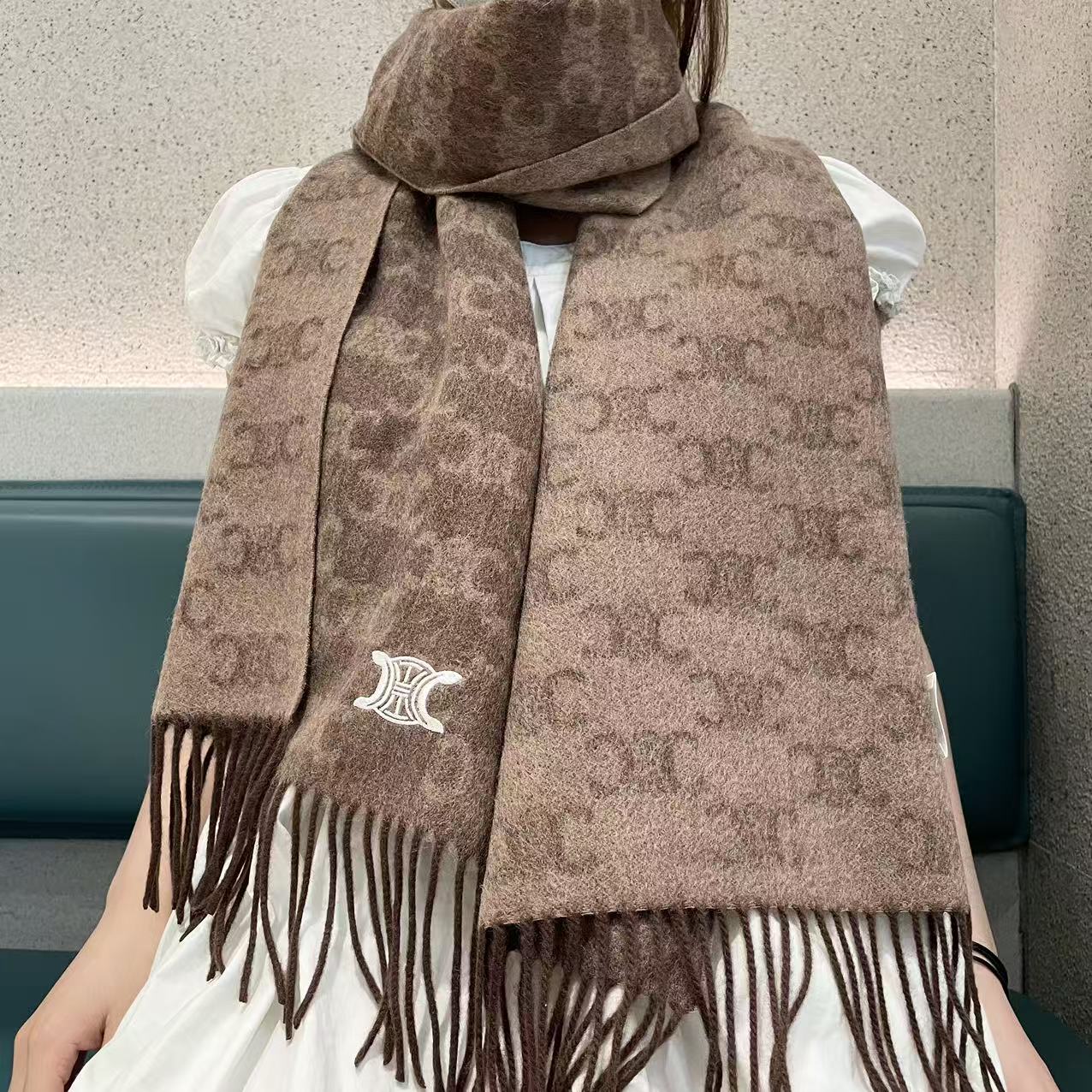 赛林 凯旋门散林老花羊绒围巾终于出货了……很多宝宝要的上身图来啦！羊绒的质地戴起来软乎乎超舒服！双面明暗