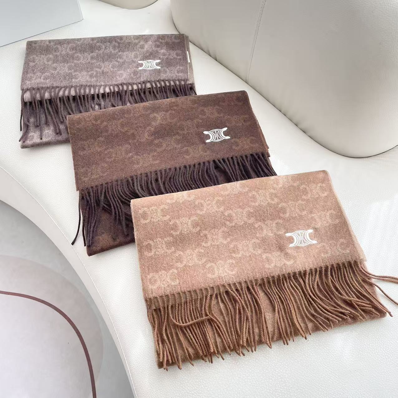 赛林 凯旋门散林老花羊绒围巾终于出货了……很多宝宝要的上身图来啦！羊绒的质地戴起来软乎乎超舒服！双面明暗