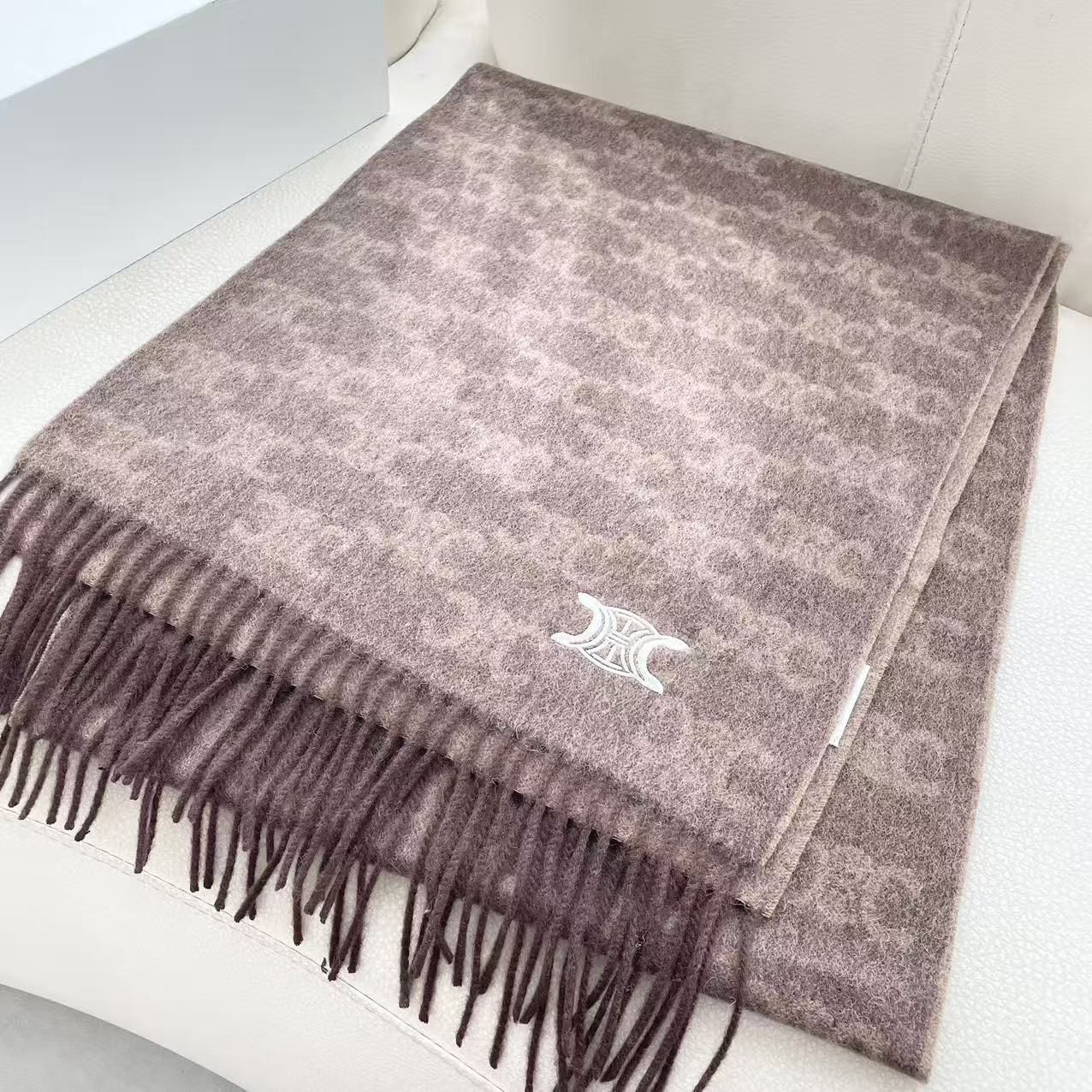 赛林 凯旋门散林老花羊绒围巾终于出货了……很多宝宝要的上身图来啦！羊绒的质地戴起来软乎乎超舒服！双面明暗