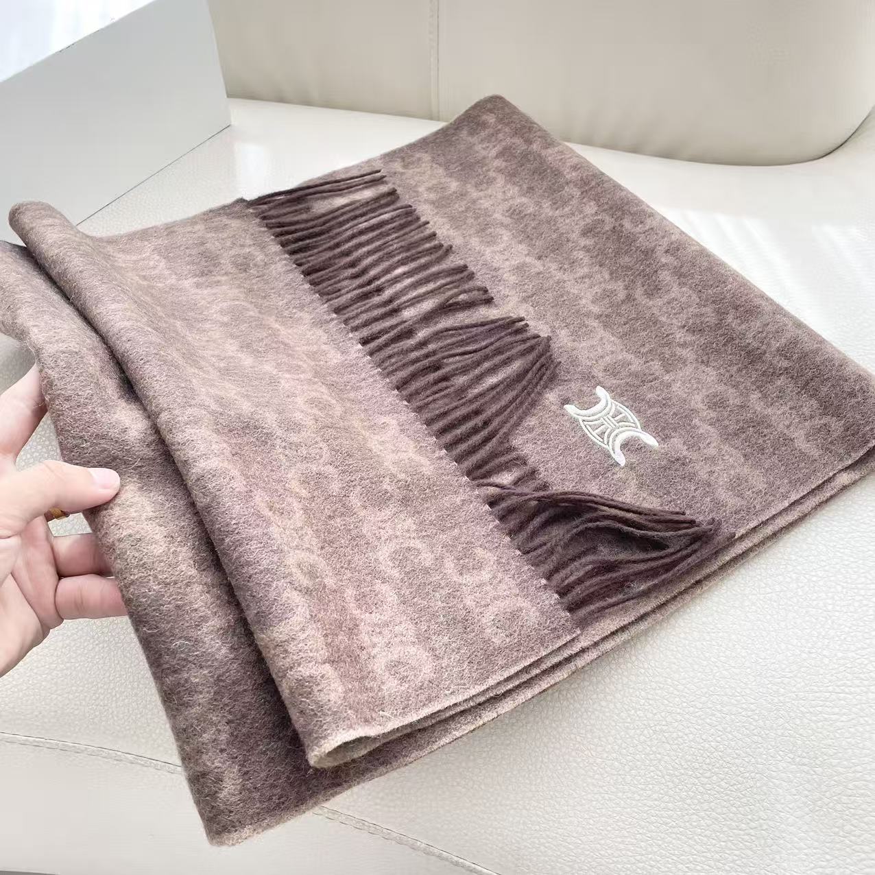 赛林 凯旋门散林老花羊绒围巾终于出货了……很多宝宝要的上身图来啦！羊绒的质地戴起来软乎乎超舒服！双面明暗