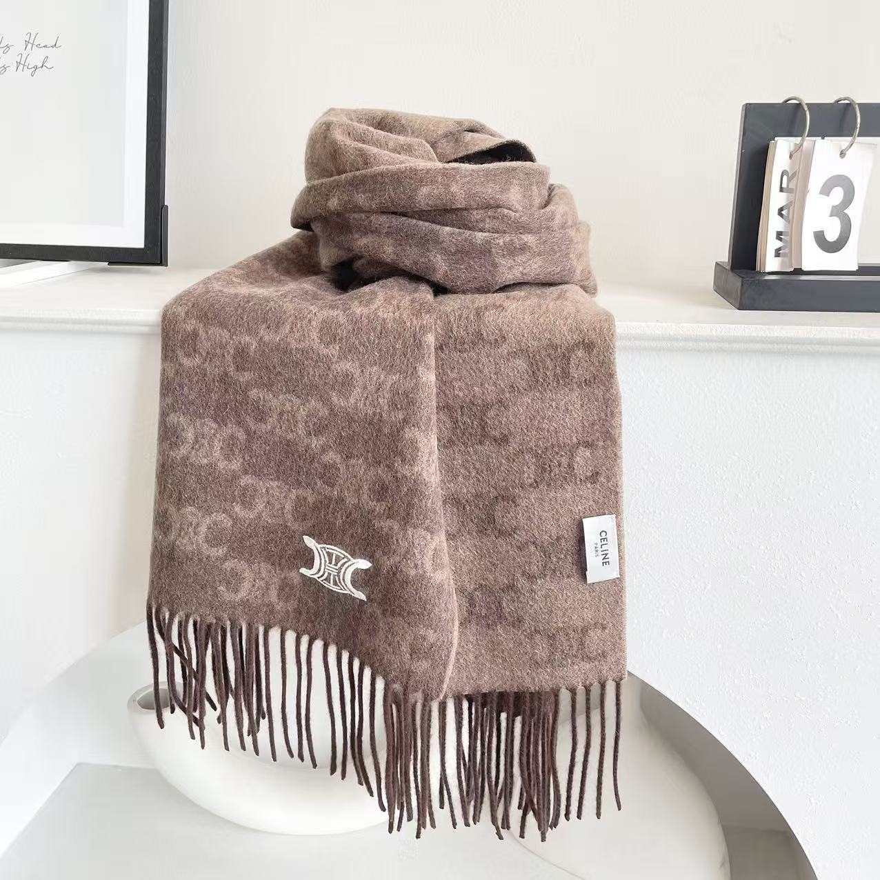 赛林 凯旋门散林老花羊绒围巾终于出货了……很多宝宝要的上身图来啦！羊绒的质地戴起来软乎乎超舒服！双面明暗