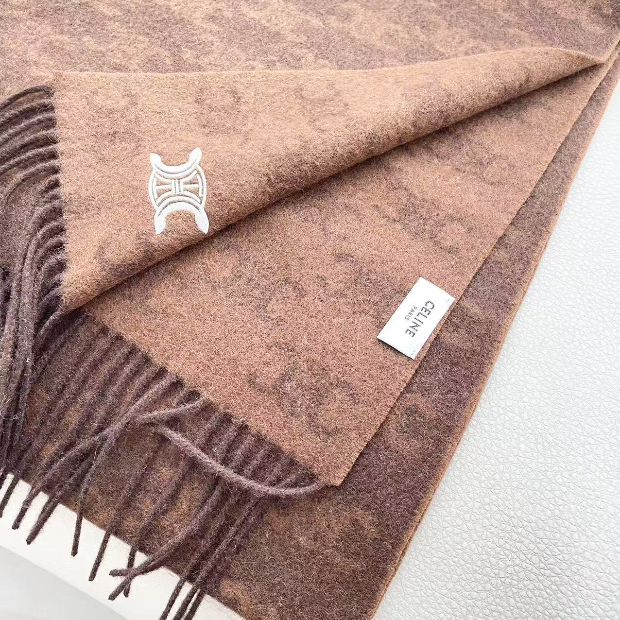 赛林 凯旋门散林老花羊绒围巾终于出货了……很多宝宝要的上身图来啦！羊绒的质地戴起来软乎乎超舒服！双面明暗