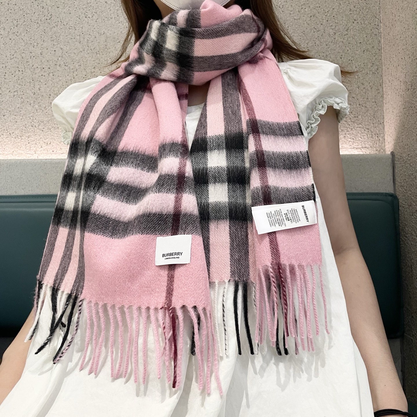 NO:542046,Burberry's masterpiece · Classic large-grid double-sided jacquard cashmere scarf is exactly equal to 2 scarves brand chief creative director Riccardo Tisci  One of the favorite logos. The new model sold in the counter is very thick and warm, and it is too complicated to weave, and it takes too long. The size is 45*210cm without any repair. B uses the double-sided design on the scarf more than once. The effect is superb. The counter price + I heard from the factory that this batch of goods is also a headache for the whole factory. You can't use the traditional scarf brushing method, because pulling the bottom velvet will also damage the yarn, so you have never heard of the word 'zero-point bottom velvet method'. This is a professional term for scarf back, and the technical difficulty is extremely high. Simply put, rely on the belt speed of the velvet machine, and the bottom velvet is slightly raised so that the scarf will not be damaged... Not to mention, sell the goods, you can say that you have earned a high-version scarf, a high-version scarf, burberry19860909Burberry 匠心巨作· 经典大格双面提花羊绒围巾完全等于2条围巾品牌首席创意总监Riccardo Tisci 最喜爱的标志之一.专柜热卖的新款,非常厚实保暖织造太复杂,耗时太长了,售完无补的尺寸45*210cm,B将双面设计不只一次用在了围巾上,效果是超级棒的,专柜售价+听工厂说这批货让后整厂也是很头疼的,不能用传统围巾草拉绒的起绒方式,因为把底绒拉起来的同时,也会损坏纱线,所以用了零点底绒法这个词大家都没听过吧,这是围巾后整的专业术语,技术难度极为大.简单说下就是依靠起绒机的带速,把底绒稍微起来一点,这样才不会破坏围巾...不说了,卖货吧,抢到可以说就是赚到了高版本围巾,高版本围巾,burberry,scarf