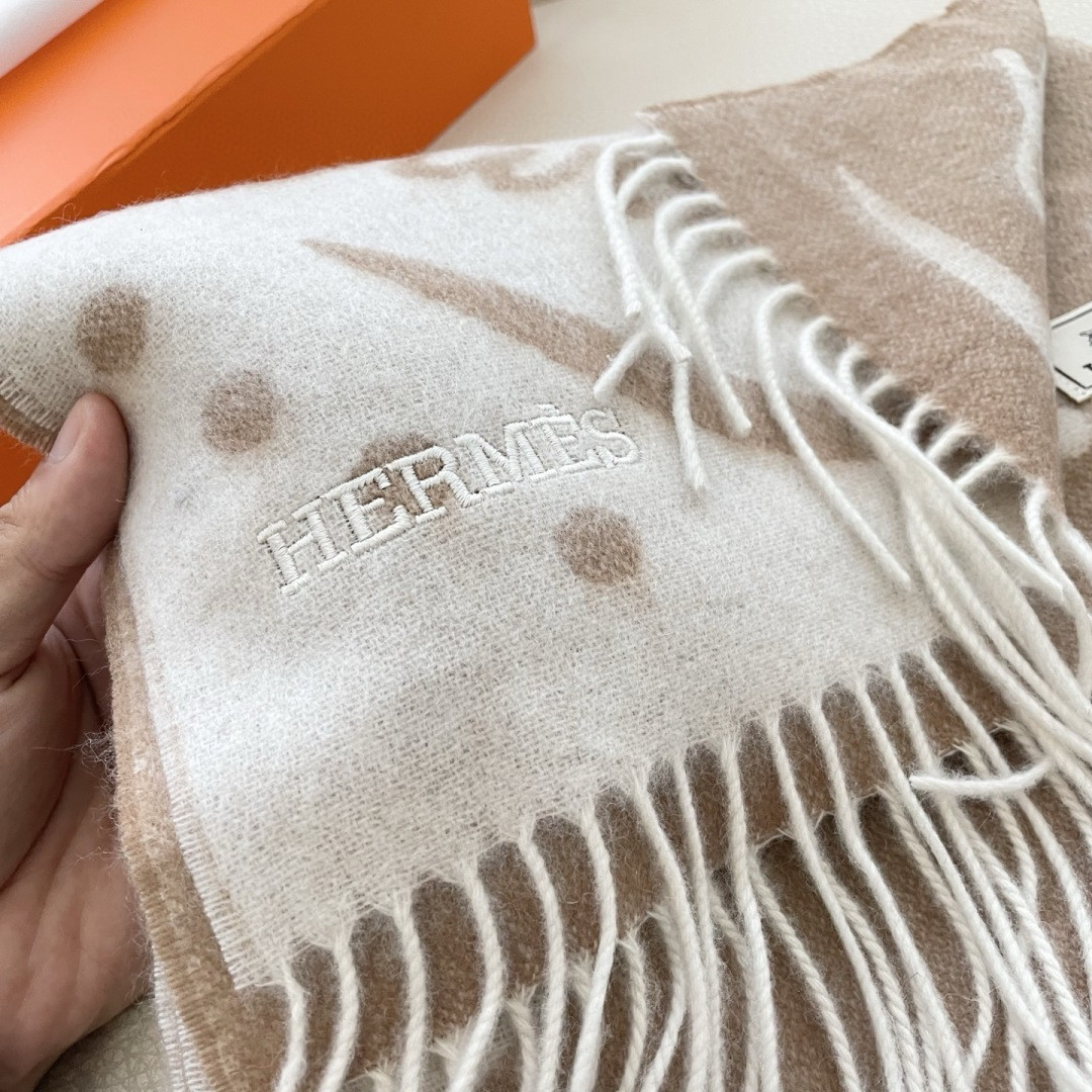 🆕   上新。爱马仕顶级山羊绒男女款围巾且买且珍惜😍~都是出口订单所以比较难遇❤️东西讲究少而精😍好看的一定要收😎这款H