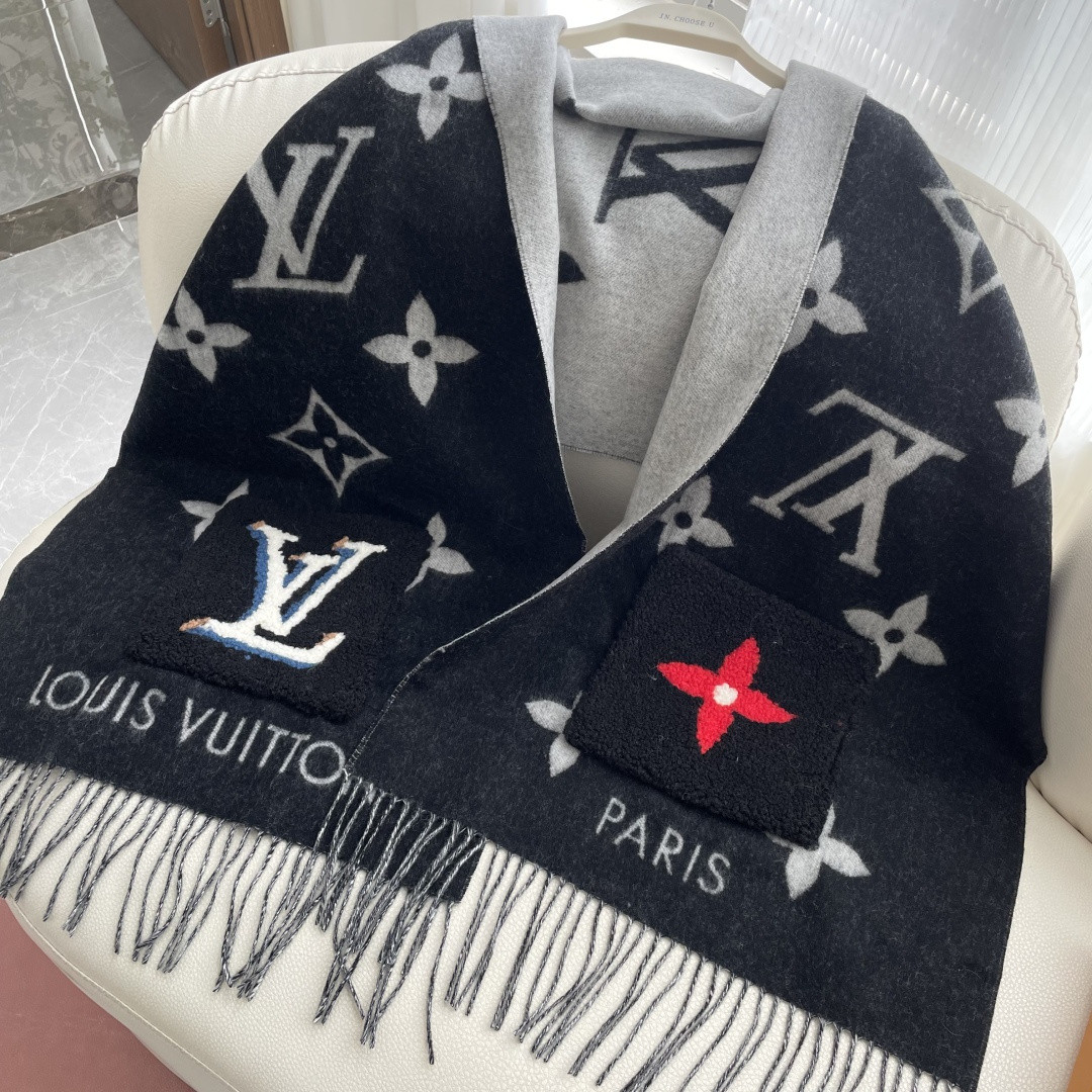 🆕   LV口袋羊绒长巾🆕LV新款披肩围巾，延续冬日经典❗️羊绒添缀兔毛口袋，嵌饰 Monogram 图案更显尊贵，纤长
