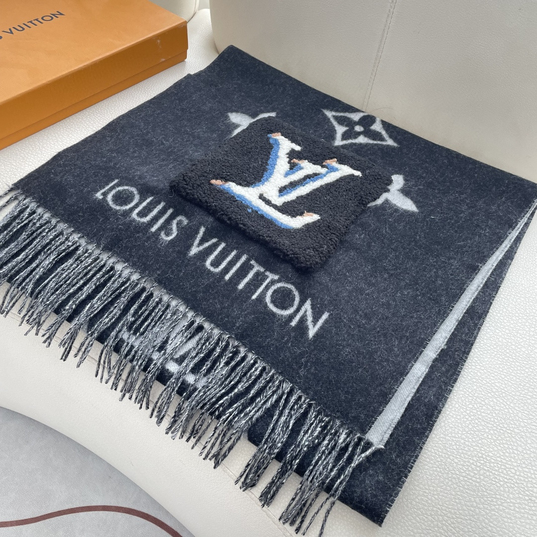 🆕   LV口袋羊绒长巾🆕LV新款披肩围巾，延续冬日经典❗️羊绒添缀兔毛口袋，嵌饰 Monogram 图案更显尊贵，纤长