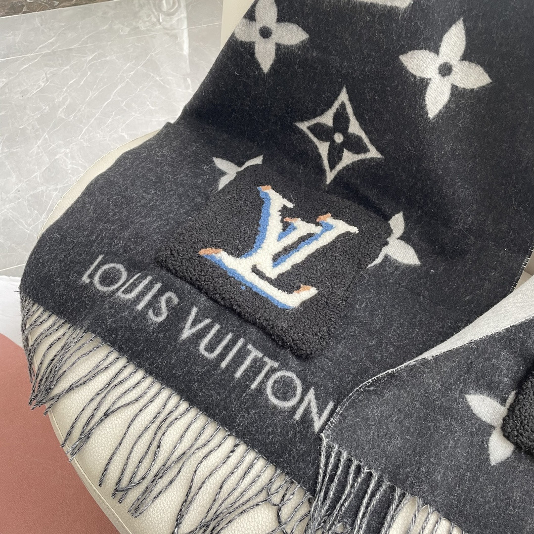 🆕   LV口袋羊绒长巾🆕LV新款披肩围巾，延续冬日经典❗️羊绒添缀兔毛口袋，嵌饰 Monogram 图案更显尊贵，纤长