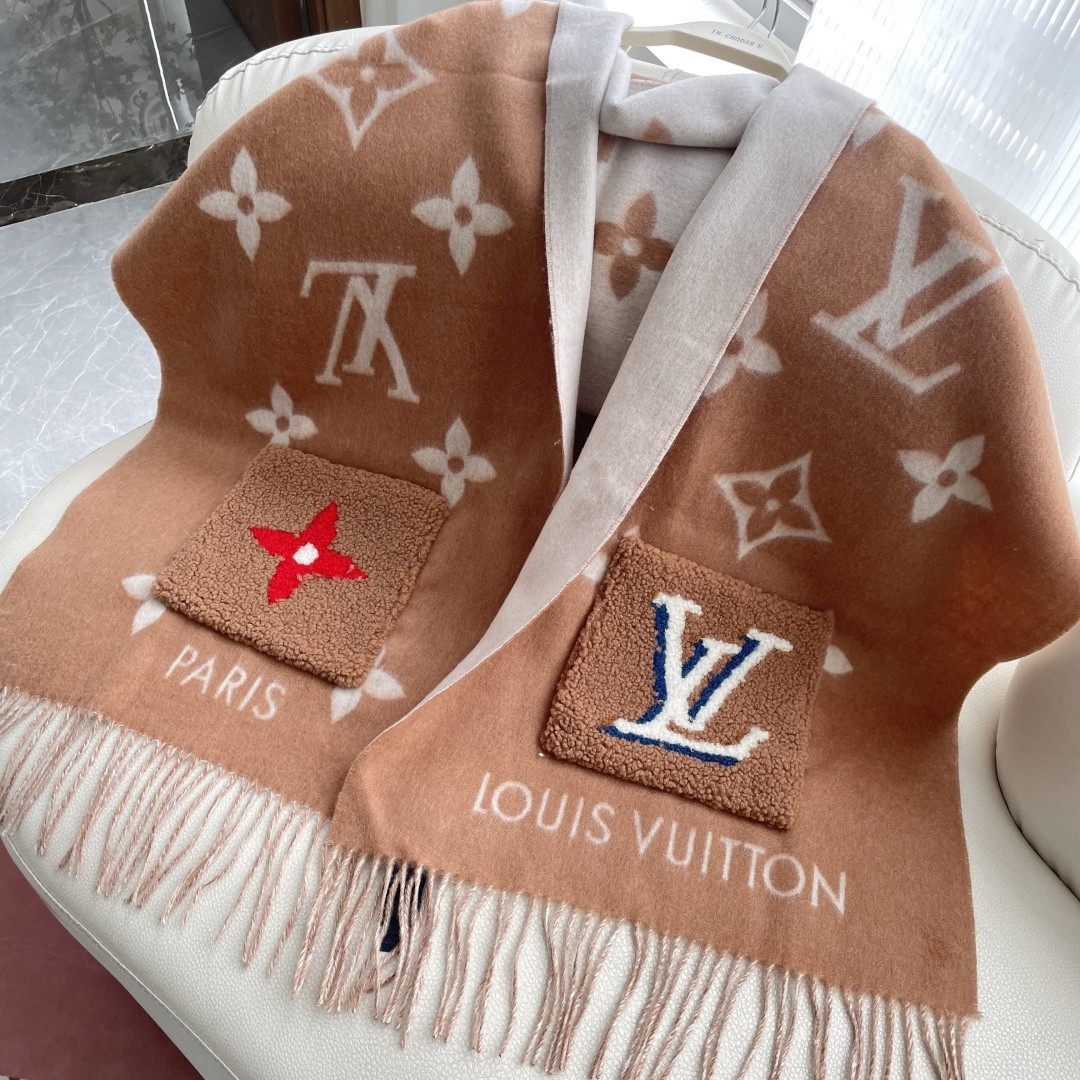 🆕   LV口袋羊绒长巾🆕LV新款披肩围巾，延续冬日经典❗️羊绒添缀兔毛口袋，嵌饰 Monogram 图案更显尊贵，纤长