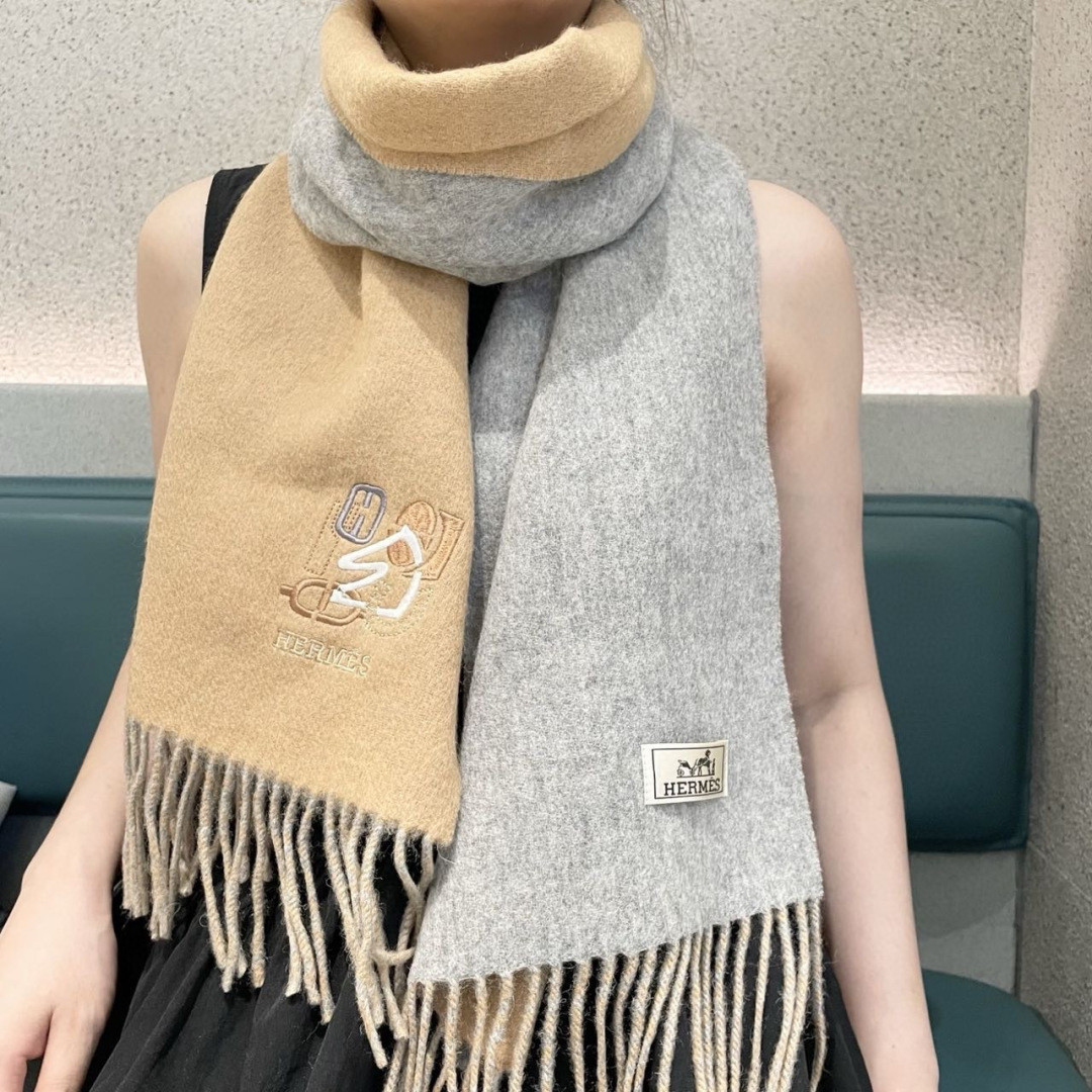 上新2026爱马仕双面男女款围巾且买且珍惜😍~都是出口订单所以比较难遇❤️东西讲究少而精😍好看的一定要收😎这款H家女士围