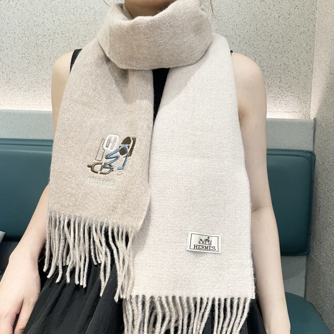 上新2026爱马仕双面男女款围巾且买且珍惜😍~都是出口订单所以比较难遇❤️东西讲究少而精😍好看的一定要收😎这款H家女士围