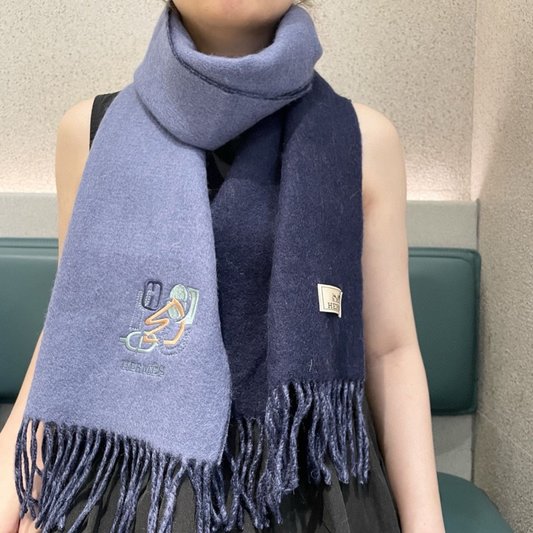 上新2026爱马仕双面男女款围巾且买且珍惜😍~都是出口订单所以比较难遇❤️东西讲究少而精😍好看的一定要收😎这款H家女士围