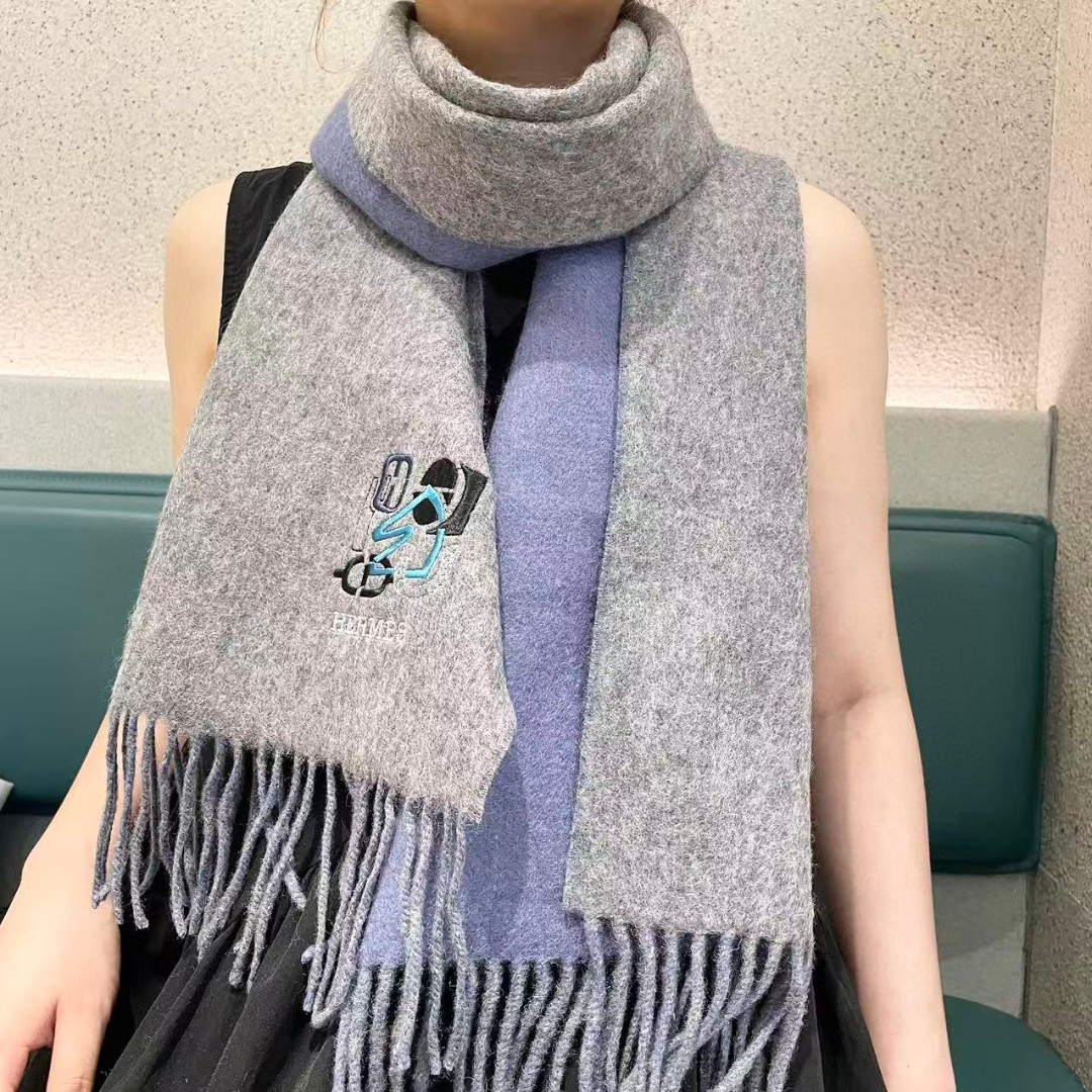 上新2026爱马仕双面男女款围巾且买且珍惜😍~都是出口订单所以比较难遇❤️东西讲究少而精😍好看的一定要收😎这款H家女士围