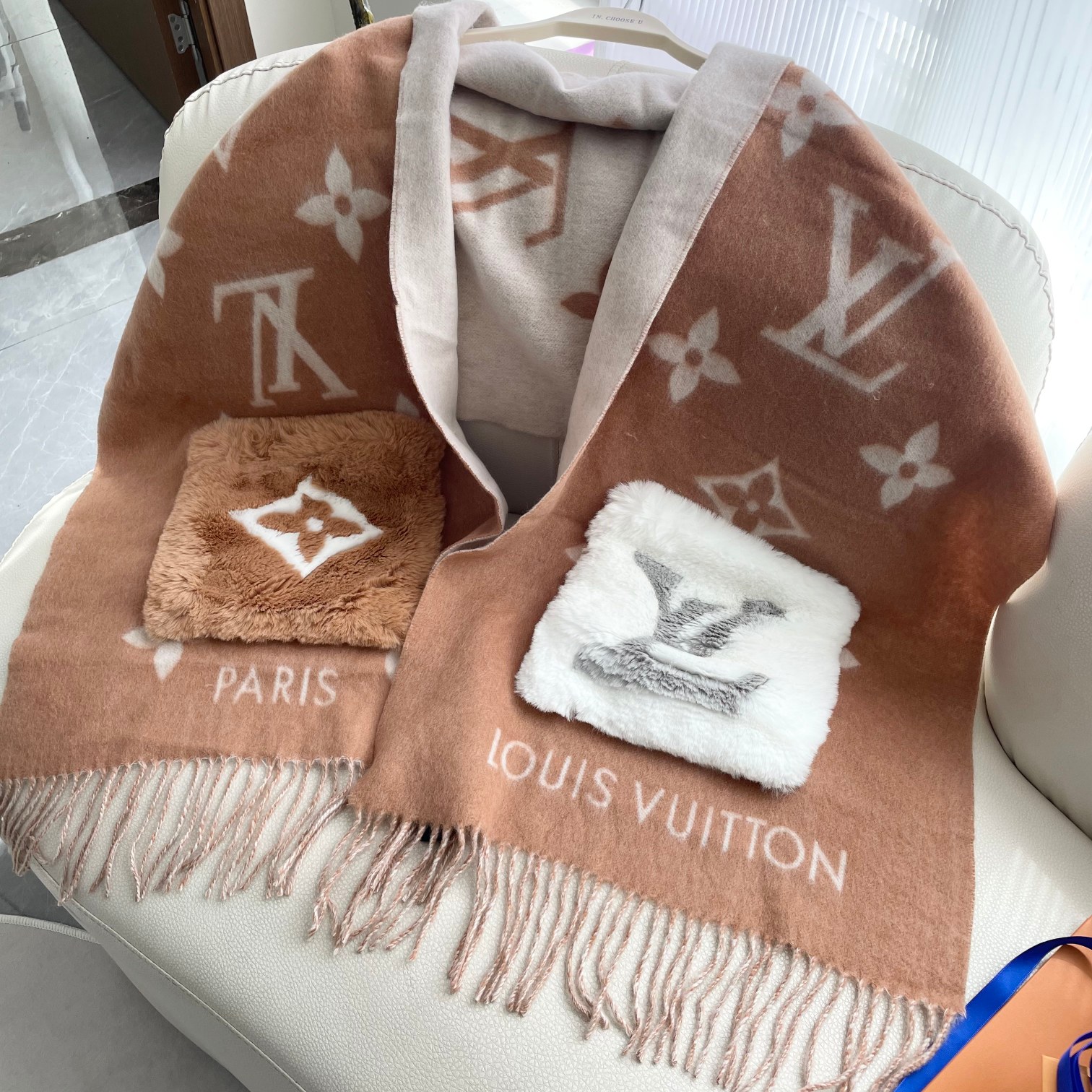 LV口袋羊绒长巾🆕LV新款披肩围巾，延续冬日经典❗️羊绒添缀兔毛口袋，嵌饰 Monogram 图案更显尊贵，纤长流苏为大