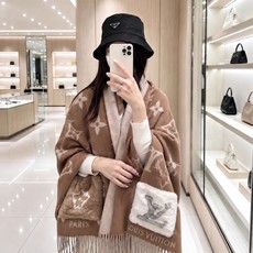 LV口袋羊绒长巾🆕LV新款披肩围巾,延续冬日经典❗️羊绒添缀兔毛口袋,嵌饰 Monogram 图案更显尊贵,纤长流苏为大 LV口袋羊绒长巾🆕LV新款披肩围巾,延续冬日经典❗️羊绒添缀兔毛口袋,嵌饰 Monogram 图案更显尊贵,纤长流苏为大