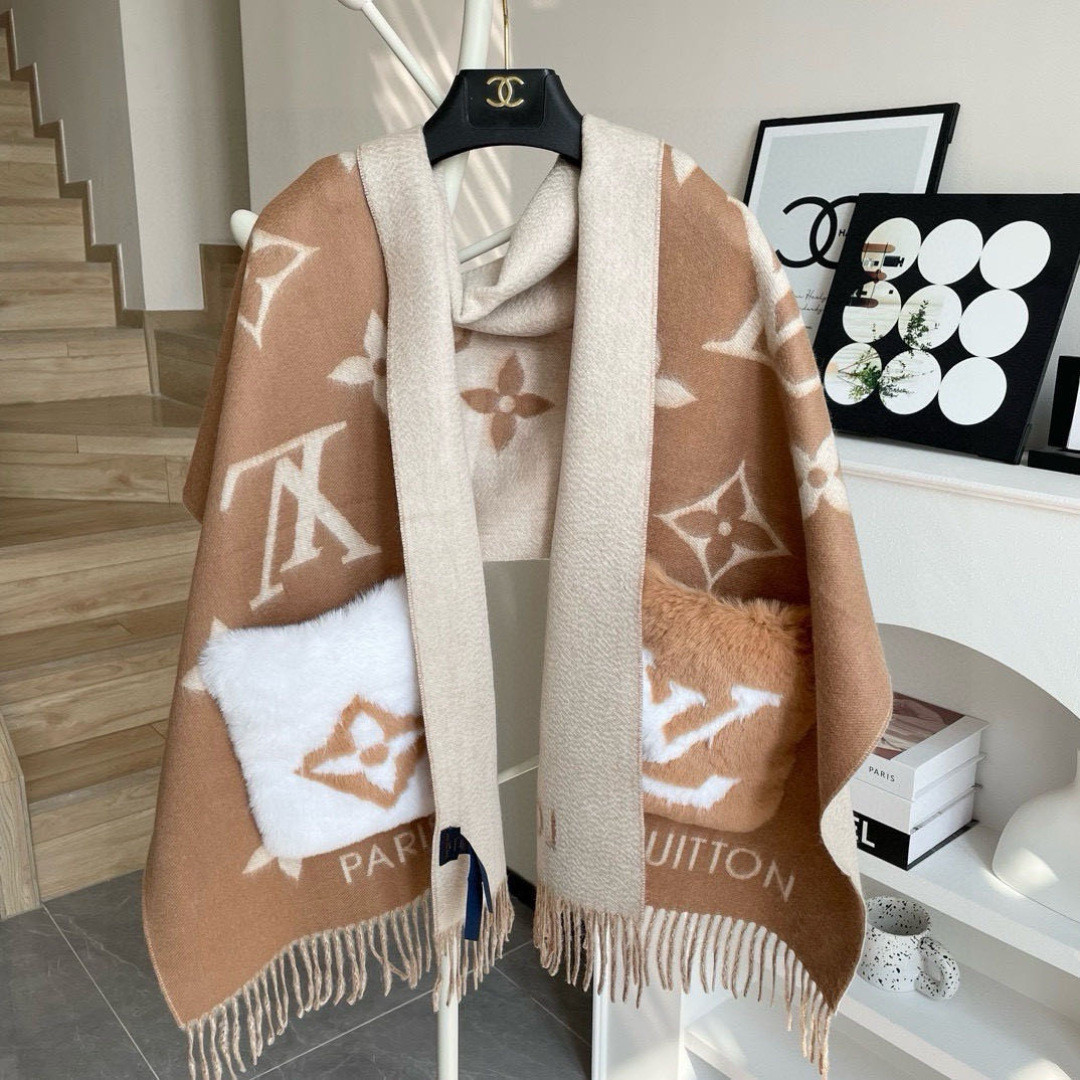 LV口袋羊绒长巾🆕LV新款披肩围巾，延续冬日经典❗️羊绒添缀兔毛口袋，嵌饰 Monogram 图案更显尊贵，纤长流苏为大