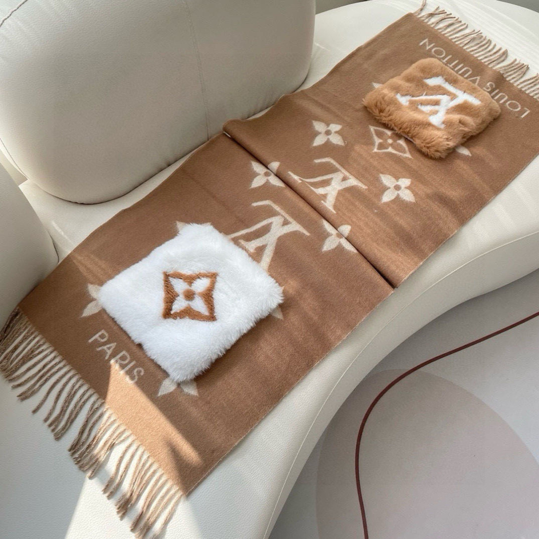 LV口袋羊绒长巾🆕LV新款披肩围巾，延续冬日经典❗️羊绒添缀兔毛口袋，嵌饰 Monogram 图案更显尊贵，纤长流苏为大