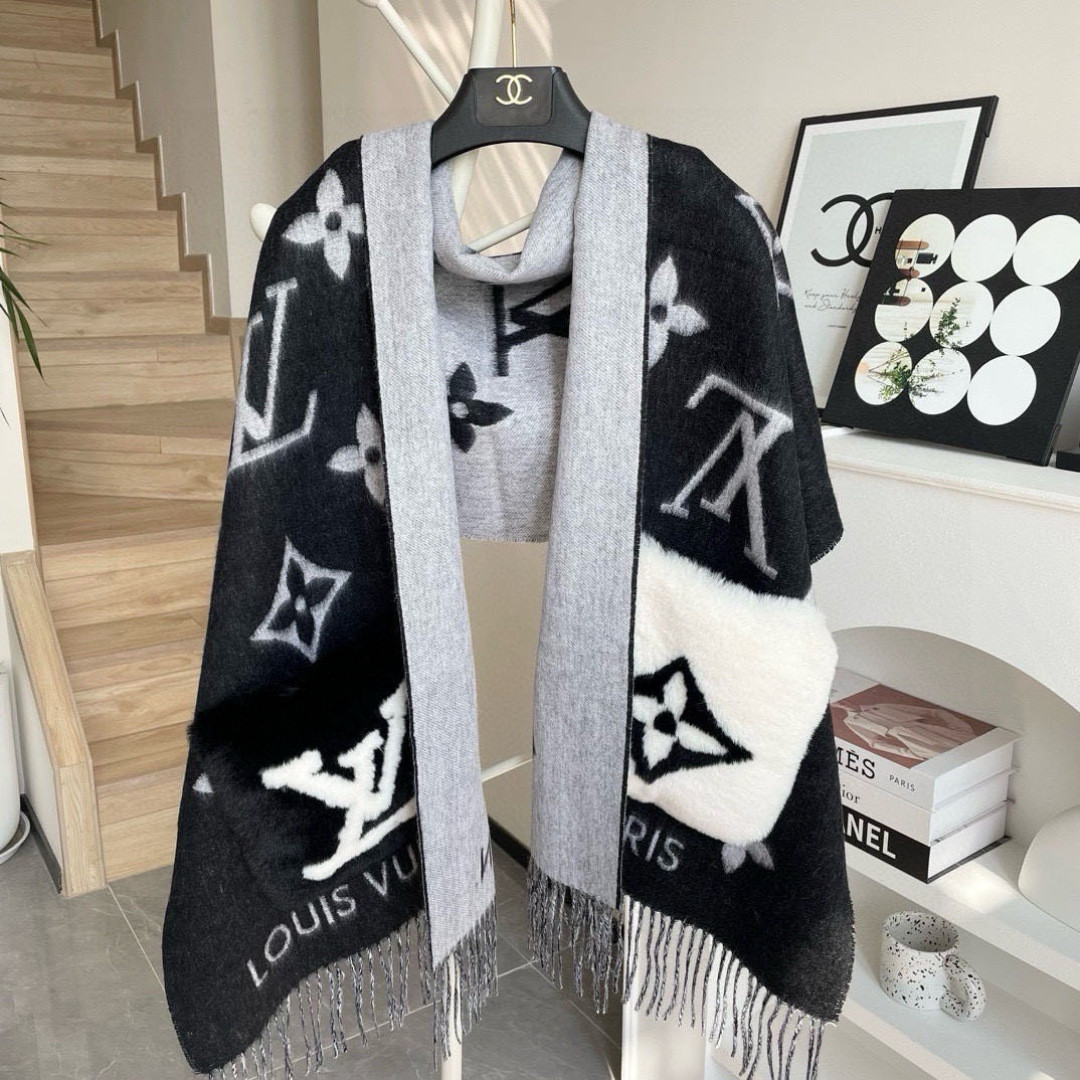 LV口袋羊绒长巾🆕LV新款披肩围巾，延续冬日经典❗️羊绒添缀兔毛口袋，嵌饰 Monogram 图案更显尊贵，纤长流苏为大