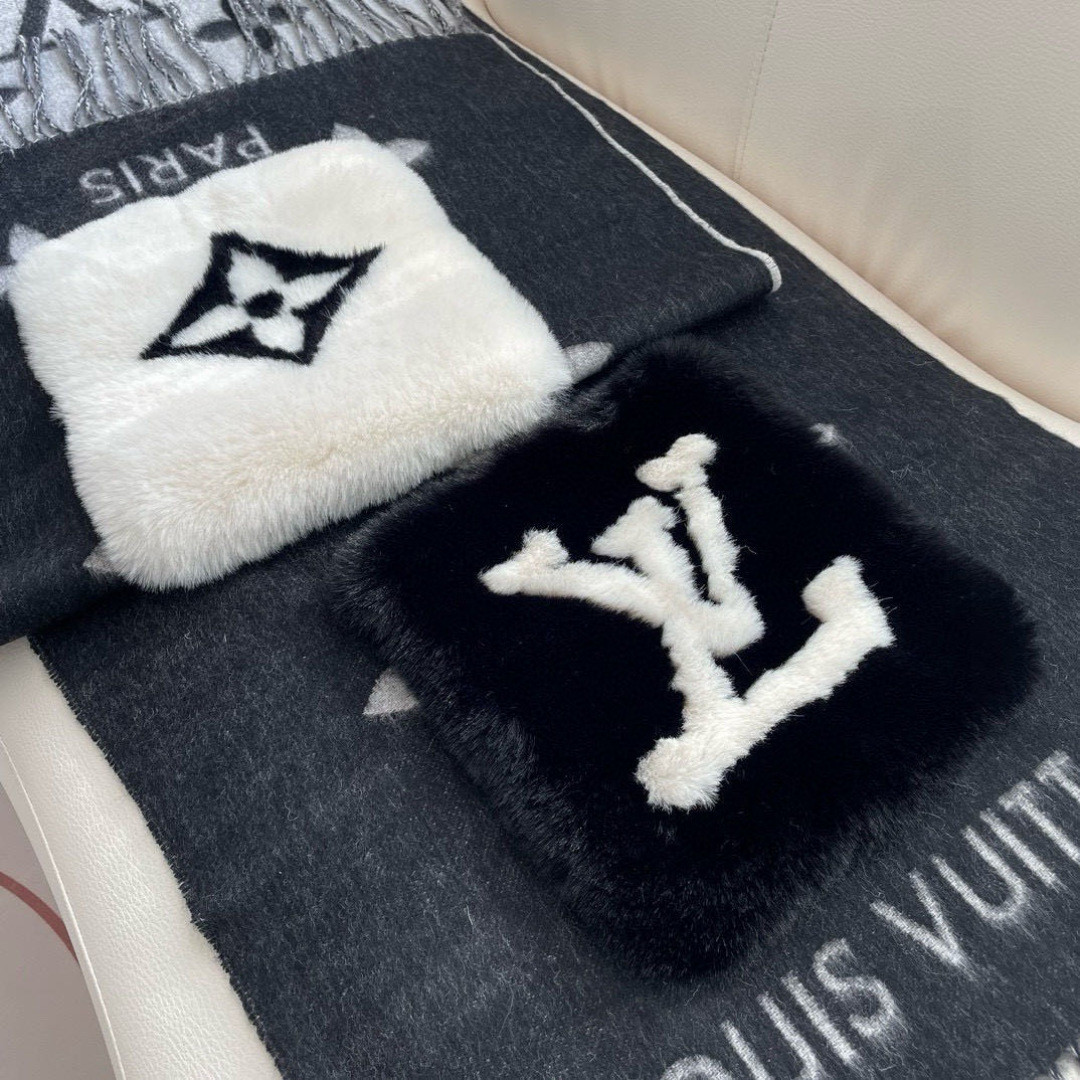 LV口袋羊绒长巾🆕LV新款披肩围巾，延续冬日经典❗️羊绒添缀兔毛口袋，嵌饰 Monogram 图案更显尊贵，纤长流苏为大