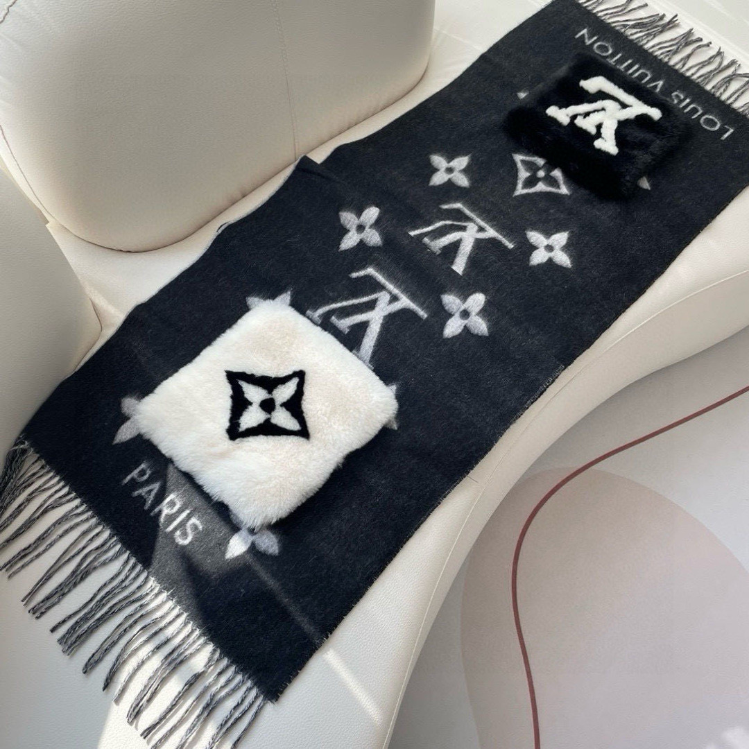 LV口袋羊绒长巾🆕LV新款披肩围巾，延续冬日经典❗️羊绒添缀兔毛口袋，嵌饰 Monogram 图案更显尊贵，纤长流苏为大