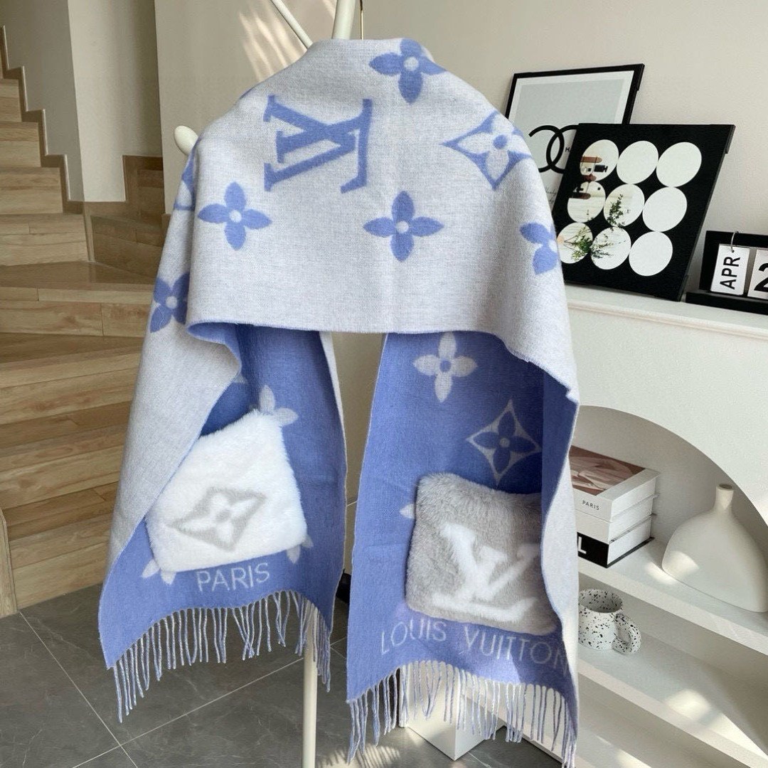 LV口袋羊绒长巾🆕LV新款披肩围巾，延续冬日经典❗️羊绒添缀兔毛口袋，嵌饰 Monogram 图案更显尊贵，纤长流苏为大
