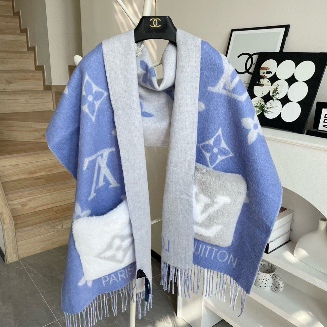 LV口袋羊绒长巾🆕LV新款披肩围巾，延续冬日经典❗️羊绒添缀兔毛口袋，嵌饰 Monogram 图案更显尊贵，纤长流苏为大