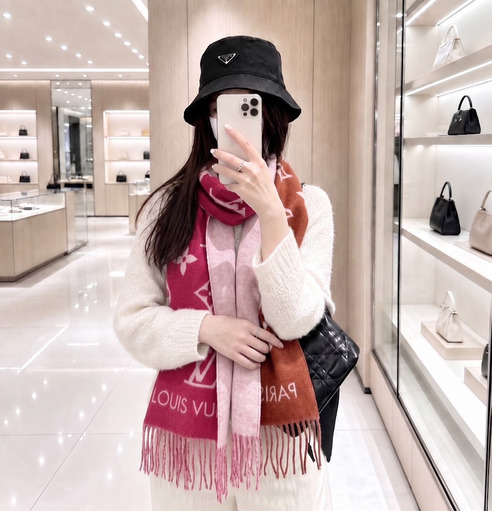✨✨LV万众瞩目的货品 前后经历了足足四个月的摸索打版 总算不负众望将最好的东西呈现给大家 看似简单的三色断染渐变 实际