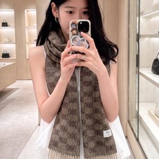 赛林 凯旋门散林老花羊绒围巾终于出货了……很多宝宝要的上身图来啦!羊绒的质地戴起来软乎乎超舒服!双面明暗对比色,围起来不 赛林 凯旋门散林老花羊绒围巾终于出货了……很多宝宝要的上身图来啦!羊绒的质地戴起来软乎乎超舒服!双面明暗对比色,围起来不