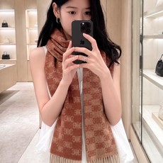 赛林 凯旋门散林老花羊绒围巾终于出货了……很多宝宝要的上身图来啦!羊绒的质地戴起来软乎乎超舒服!双面明暗对比色,围起来不 赛林 凯旋门散林老花羊绒围巾终于出货了……很多宝宝要的上身图来啦!羊绒的质地戴起来软乎乎超舒服!双面明暗对比色,围起来不