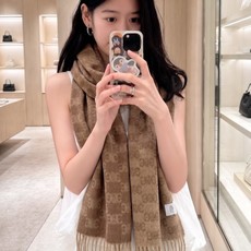赛林 凯旋门散林老花羊绒围巾终于出货了……很多宝宝要的上身图来啦!羊绒的质地戴起来软乎乎超舒服!双面明暗对比色,围起来不 赛林 凯旋门散林老花羊绒围巾终于出货了……很多宝宝要的上身图来啦!羊绒的质地戴起来软乎乎超舒服!双面明暗对比色,围起来不