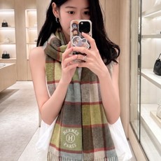 上新2026爱马仕双面男女款围巾且买且珍惜😍~都是出口订单所以比较难遇❤️东西讲究少而精😍好看的一定要收😎这款H家女士围 上新2026爱马仕双面男女款围巾且买且珍惜😍~都是出口订单所以比较难遇❤️东西讲究少而精😍好看的一定要收😎这款H家女士围