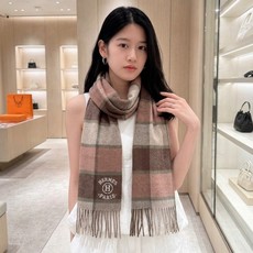 上新2026爱马仕双面男女款围巾且买且珍惜😍~都是出口订单所以比较难遇❤️东西讲究少而精😍好看的一定要收😎这款H家女士围 上新2026爱马仕双面男女款围巾且买且珍惜😍~都是出口订单所以比较难遇❤️东西讲究少而精😍好看的一定要收😎这款H家女士围